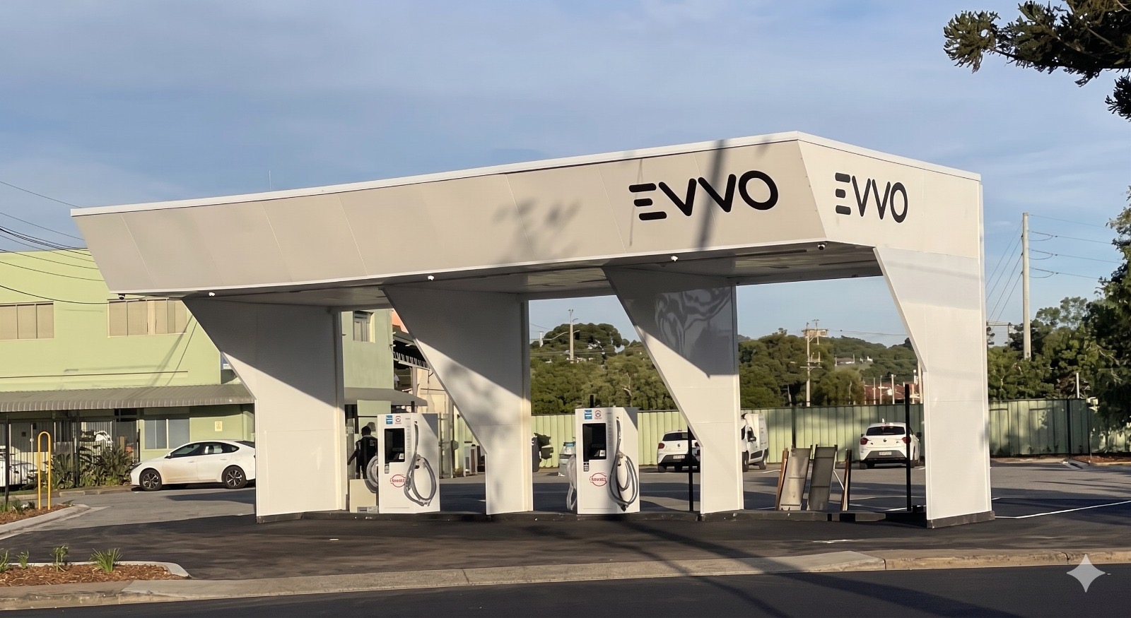 Hub Evvo na Rodoviária de Curitiba — visão externa com cobertura branca, marca EVVO e dois carregadores BYD